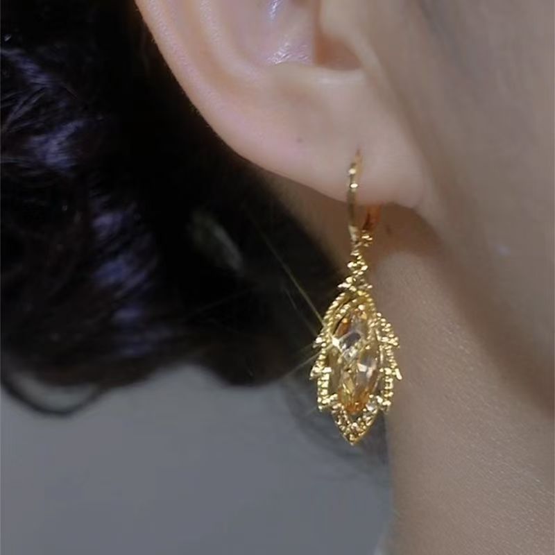 Niche Gold Zircon Leaf Stud Earrings